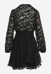 Born2be - Czarna Rozkloszowana Sukienka Mini z Plumeti o Kopertowym Kroju Tayeta. Kolor: czarny. Materiał: tkanina. Typ sukienki: kopertowe. Długość: mini #3