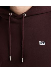 Lee - LEE PLAIN HOODIE MĘSKA BLUZA Z KAPTUREM LOGO VELVET BEET L80YRY74. Typ kołnierza: kaptur