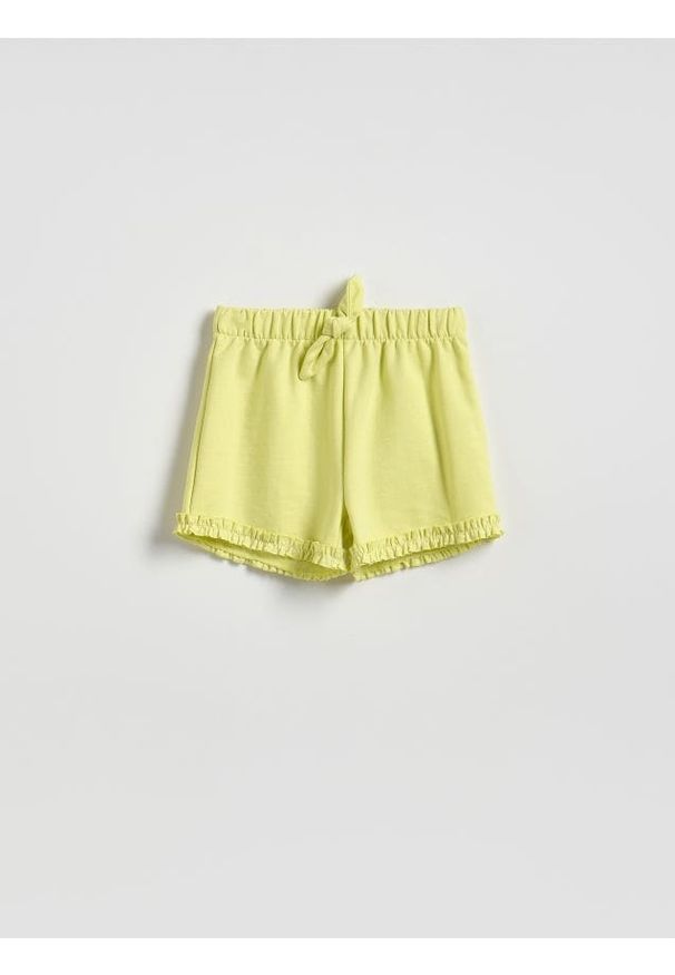Reserved - Szorty z falbanką - jasnożółty. Kolor: żółty. Materiał: bawełna