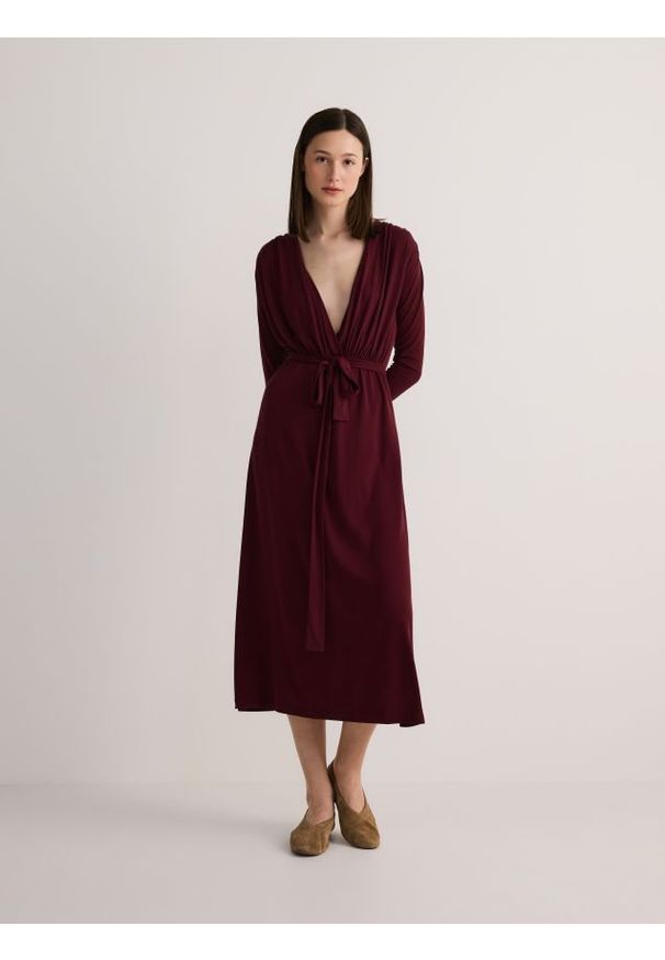 Reserved - Sukienka midi z modalem - bordowy. Kolor: czerwony. Materiał: dzianina. Długość: midi