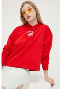 Tommy Jeans bluza damska kolor czerwony z kapturem z nadrukiem. Typ kołnierza: kaptur. Kolor: czerwony. Materiał: bawełna, dzianina. Długość rękawa: długi rękaw. Długość: długie. Wzór: nadruk #5