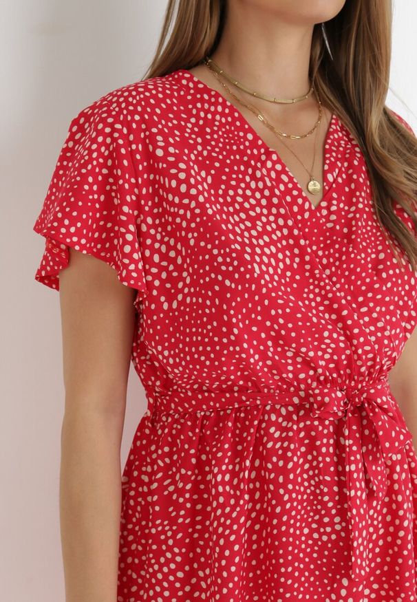 Born2be - Czerwona Sukienka Kepherine. Kolor: czerwony. Materiał: materiał, tkanina. Wzór: kropki. Typ sukienki: kopertowe. Długość: mini