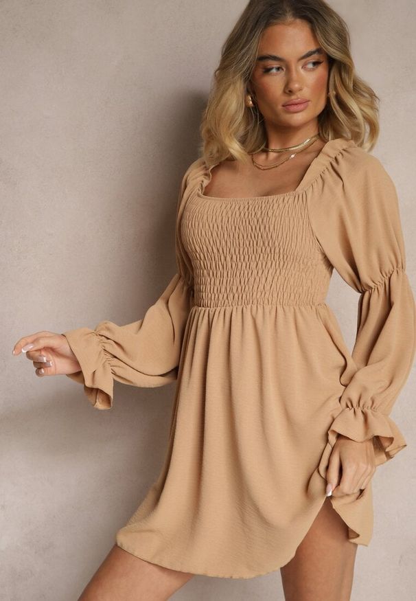 Renee - Beżowa Sukienka z Elastyczną Górą o Rozkloszowanym Kroju z Falbankami Savione. Typ kołnierza: kołnierz z falbankami. Kolor: beżowy. Materiał: tkanina