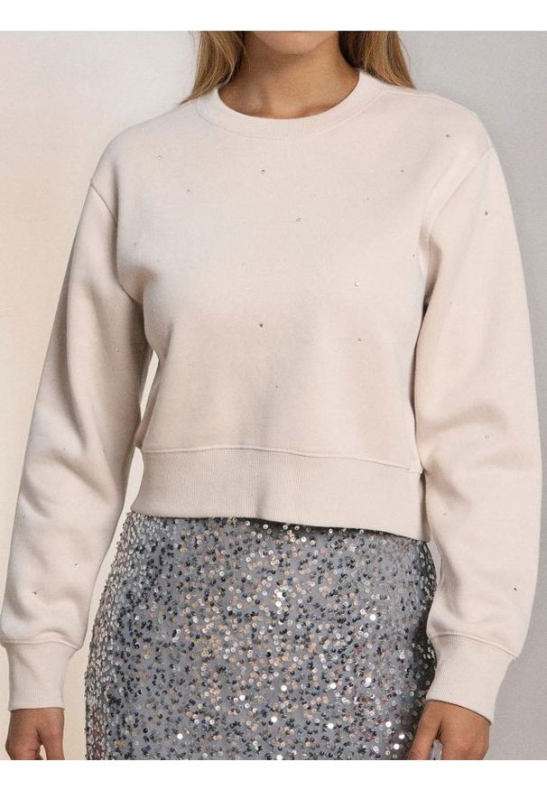 Sinsay - Krótka bluza crewneck z cyrkoniami - beżowy. Kolor: beżowy. Długość: krótkie