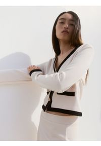 Reserved - Kardigan z kontrastowymi wstawkami - kremowy. Kolor: kremowy. Materiał: wiskoza, dzianina. Styl: klasyczny #1