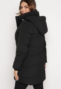 Born2be - Czarna Kurtka Pikowana do Kolana Massarita. Kolor: czarny. Wzór: aplikacja #2