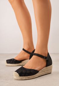 Renee - Czarno-Beżowe Sandały Basare. Nosek buta: okrągły. Zapięcie: sprzączka. Kolor: czarny. Materiał: materiał. Wzór: kwiaty. Obcas: na koturnie. Wysokość obcasa: średni #9