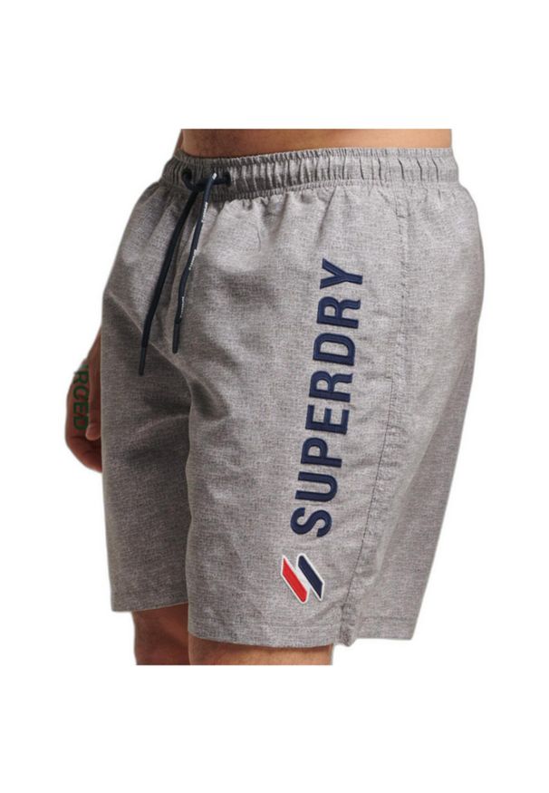 Superdry - Spodenki kąpielowe męskie SUPERDRY CODE APLLQUE 19INCH. Kolor: szary. Materiał: poliester. Styl: sportowy
