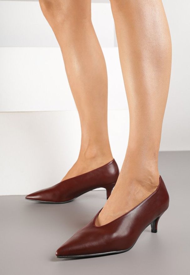 Renee - Bordowe Czółenka na Kaczuszce w Klasycznym Stylu Rilanela. Okazja: na co dzień, na spotkanie biznesowe. Kolor: czerwony. Materiał: materiał. Wzór: kwiaty. Obcas: na szpilce. Styl: klasyczny. Wysokość obcasa: średni