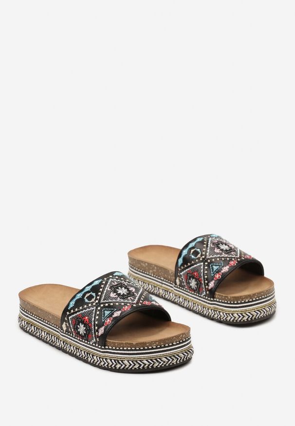 Renee - Czarne Klapki Boho na Niskiej Platformie Ozdobione Plecionką i Cyrkoniami Giratsa. Kolor: czarny. Materiał: jeans. Wzór: aplikacja. Sezon: lato. Obcas: na platformie. Styl: boho