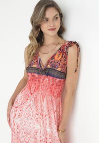Born2be - Czerwona Rozkloszowana Sukienka Maxi z Cienkimi Gumkami w Pasie i Kopertowym Dekoltem Clothilda. Typ kołnierza: dekolt kopertowy. Kolor: czerwony. Sezon: wiosna, lato. Typ sukienki: kopertowe. Długość: maxi #5