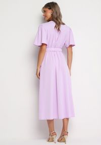 Born2be - Jasnofioletowa Kopertowa Sukienka z Bawełną i Materiałowym Paskiem Ozdobionym Klamrą Besvia. Okazja: na co dzień. Typ kołnierza: dekolt w kształcie V. Kolor: fioletowy. Materiał: bawełna, materiał. Długość rękawa: krótki rękaw. Wzór: aplikacja. Typ sukienki: kopertowe. Styl: casual, elegancki #2