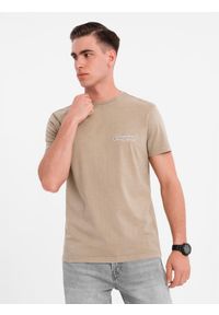 Ombre Clothing - Bawełniana koszulka z nadrukiem na klatce i plecach - ciemnobeżowa V2 - Rozmiar: XL. Okazja: na co dzień. Kolor: beżowy. Materiał: bawełna. Wzór: nadruk. Styl: vintage, casual, klasyczny
