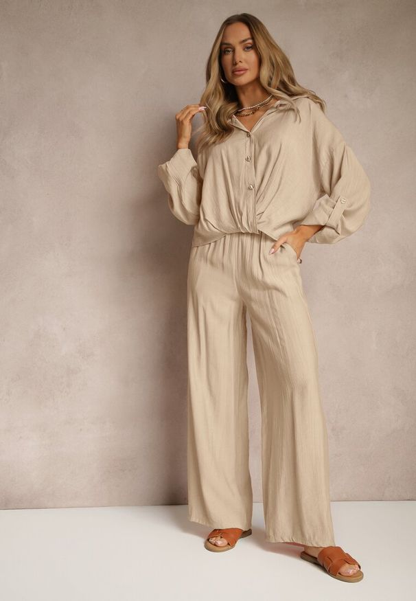 Renee - Jasnobeżowy Komplet z Wiskozy w Stylu Oversize Szerokie Spodnie i Luźna Koszula na Guziki Natinne. Kolor: beżowy. Materiał: wiskoza
