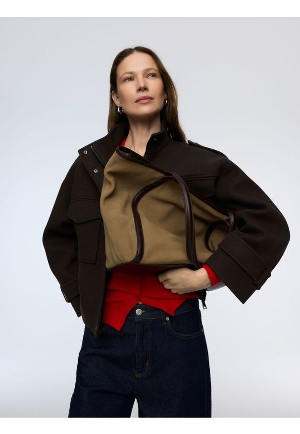 Reserved - Zamszowa torebka shopper - beżowy. Kolor: beżowy. Materiał: zamszowe