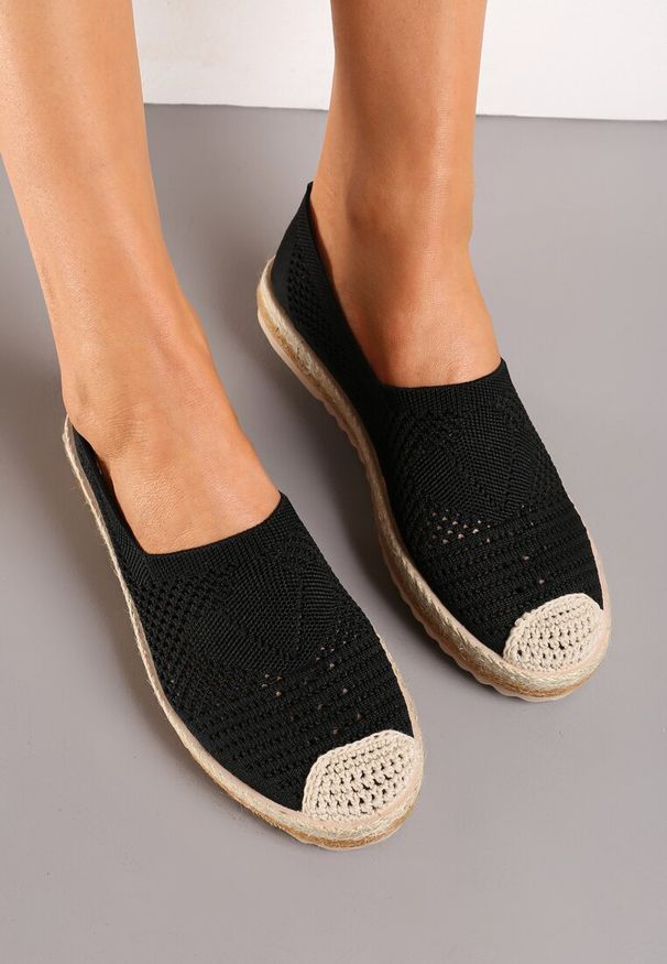 Born2be - Czarne Espadryle z Ażurową Cholewką i Plecionką na Podeszwie oraz Nosku Thalessia. Kolor: czarny. Szerokość cholewki: normalna. Wzór: ażurowy. Sezon: lato