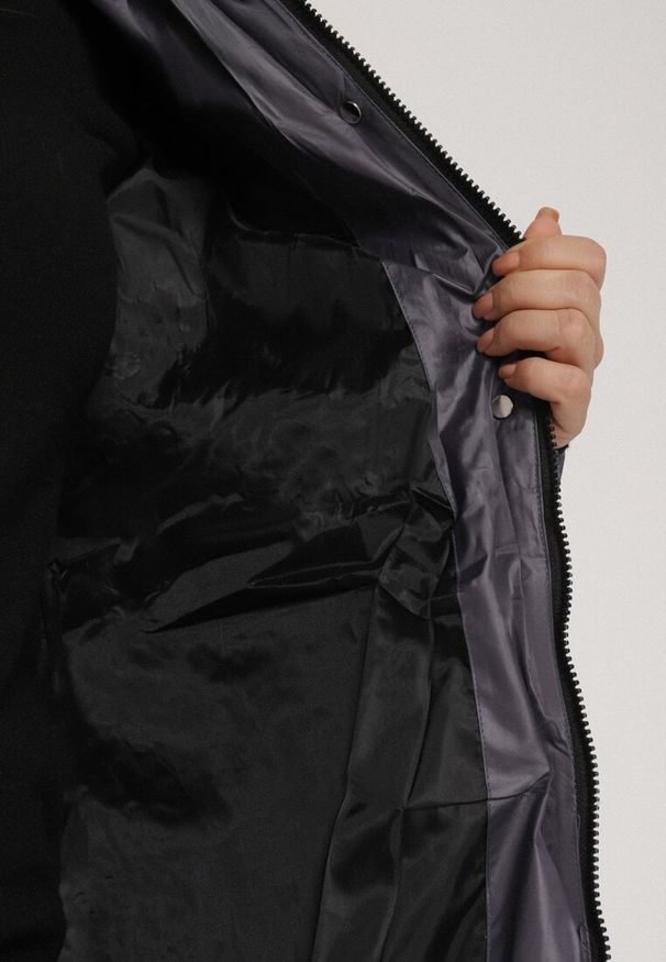 Born2be - Fioletowa Długa Kurtka Pikowana z Odpinanym Kapturem i Futerkiem Retelma. Okazja: na co dzień. Kolor: fioletowy. Materiał: futro. Długość: długie. Styl: casual