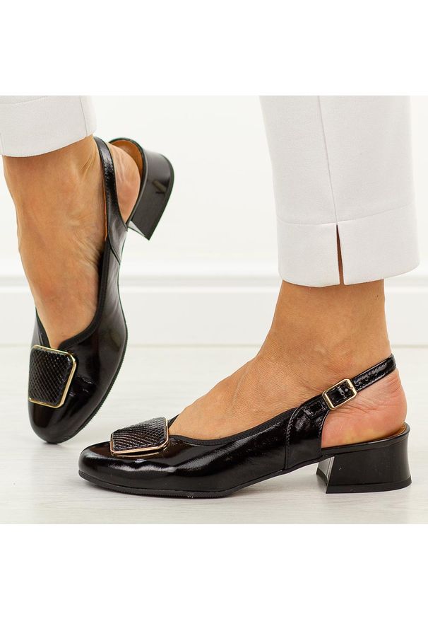 Czarne skórzane Polskie czółenka damskie Góral 2102. Nosek buta: okrągły. Zapięcie: pasek. Kolor: czarny. Materiał: skóra, lakier. Szerokość cholewki: normalna. Wzór: aplikacja. Sezon: wiosna, lato. Styl: elegancki, klasyczny