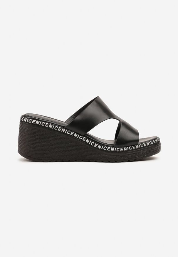 Renee - Czarne Klapki na Koturnie Vices Ozdobione Napisami Linaretia. Okazja: na co dzień, na spacer. Kolor: czarny. Wzór: aplikacja, napisy. Obcas: na koturnie. Styl: boho, casual