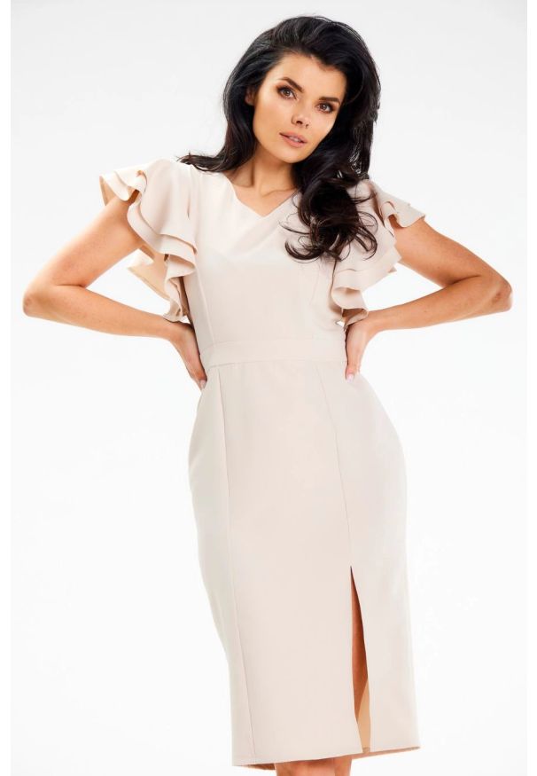 Awama - Koktajlowa sukienka ołówkowa dekolt V i falbanki beżowa. Okazja: na komunię, na ślub cywilny, na wesele, na imprezę. Typ kołnierza: kołnierz z falbankami. Kolor: beżowy. Typ sukienki: ołówkowe. Styl: elegancki, wizytowy