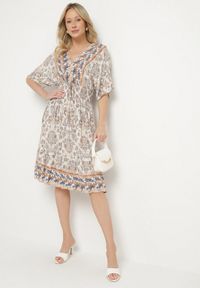 Born2be - Ciemnobeżowa Sukienka z Wiskozy w Ornamentalny Wzór z Szeroką Gumką w Pasie Tanissla. Okazja: do pracy, na spotkanie biznesowe, na co dzień, na randkę. Typ kołnierza: dekolt w kształcie V. Kolor: beżowy. Materiał: wiskoza. Długość rękawa: krótki rękaw. Sezon: wiosna, lato. Styl: klasyczny, casual, elegancki, biznesowy #5