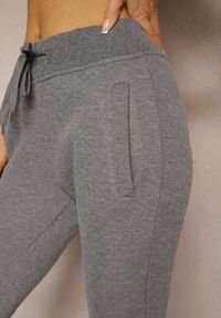 Renee - Ciemnoszare Spodnie Dresowe z Polarem i Ściągaczami Tala. Okazja: na co dzień. Stan: podwyższony. Kolor: szary. Materiał: dresówka, polar. Styl: casual #5