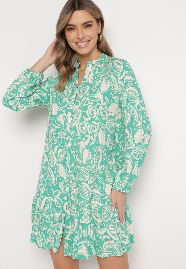 Born2be - Zielona Koszulowa Sukienka Mini o Rozkloszowanym Fasonie z Kwiatowym Motywem Hexama. Typ kołnierza: kołnierzyk stójkowy. Kolor: zielony. Długość rękawa: długi rękaw. Wzór: kwiaty. Sezon: wiosna, lato. Typ sukienki: koszulowe. Długość: mini