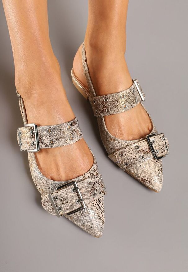 Renee - Złote Sandały Typu Slingback z Ozdobnymi Klamrami Tathelis. Okazja: na co dzień. Nosek buta: szpiczasty. Zapięcie: klamry. Kolor: złoty. Materiał: jeans. Styl: elegancki, casual