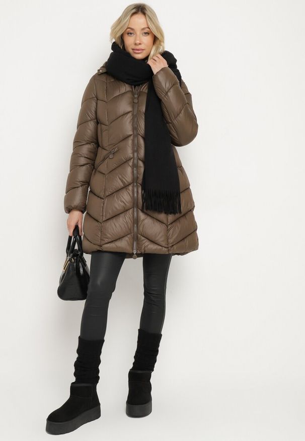 Born2be - Brązowa Pikowana Kurtka o Taliowanym Kroju z Kapturem i Futrzaną Podszewką Emithalla. Okazja: na co dzień. Typ kołnierza: kaptur. Kolor: brązowy. Materiał: futro. Długość rękawa: długi rękaw. Długość: długie. Styl: elegancki, casual, klasyczny