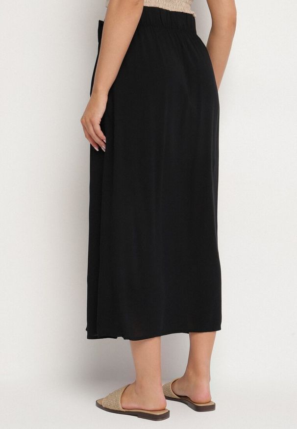 Born2be - Czarna Spódnica z Wiskozy o Rozkloszowanym Kroju Galinelle. Okazja: na co dzień. Kolor: czarny. Materiał: wiskoza. Styl: elegancki, casual