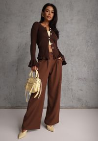 Renee - Brązowy Wiskozowy Kardigan w Prążki z Falbankami i Guzikami z Cyrkoniami Danareia. Okazja: na co dzień, na imprezę. Typ kołnierza: kołnierz z falbankami. Kolor: brązowy. Materiał: wiskoza. Wzór: prążki. Styl: casual #2