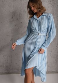 Renee - Niebieska Koszulowa Sukienka z Plisowanymi Zdobieniami i Paskiem z Klamrą Efrivelle. Okazja: na co dzień. Kolor: niebieski. Długość rękawa: długi rękaw. Wzór: aplikacja. Typ sukienki: koszulowe. Styl: casual, elegancki, klasyczny #1