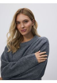 Reserved - Gładki sweter - szary. Kolor: szary. Materiał: wełna, dzianina. Wzór: gładki