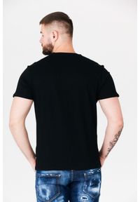 Guess - GUESS Czarny t-shirt męski z pomarańczowym logo, Rozmiar XL. Kolor: czarny