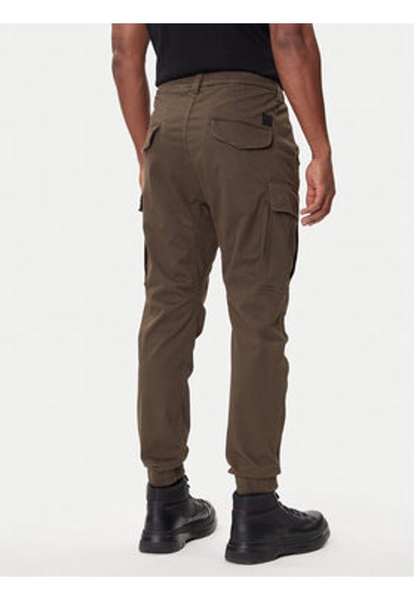 Alpha Industries Joggery Airman 188201 Zielony Tapered Fit. Kolor: zielony. Materiał: bawełna