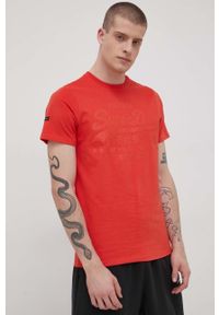 Superdry T-shirt bawełniany kolor czerwony z nadrukiem. Okazja: na co dzień. Kolor: czerwony. Materiał: bawełna. Wzór: nadruk. Styl: casual