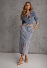 Renee - Niebieska Jeansowa Spódnica z Bawełny Zdobiona Printem w Romby i Rozcięciem Chrissna. Kolor: niebieski. Materiał: bawełna, jeans. Wzór: nadruk, aplikacja. Styl: elegancki #1