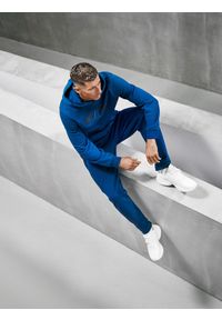 4f - 4F Spodnie dresowe joggery męskie 4F x Robert Lewandowski - granatowe XL. Kolor: niebieski. Materiał: dresówka. Wzór: nadruk. Sport: piłka nożna #1
