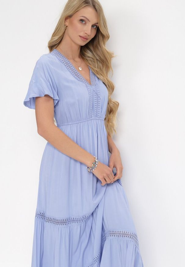 Born2be - Jasnoniebieska Sukienka Maxi z Gumką w Talii i Koronkowymi Lamówkami Kelbie. Kolor: niebieski. Materiał: koronka. Wzór: aplikacja. Długość: maxi