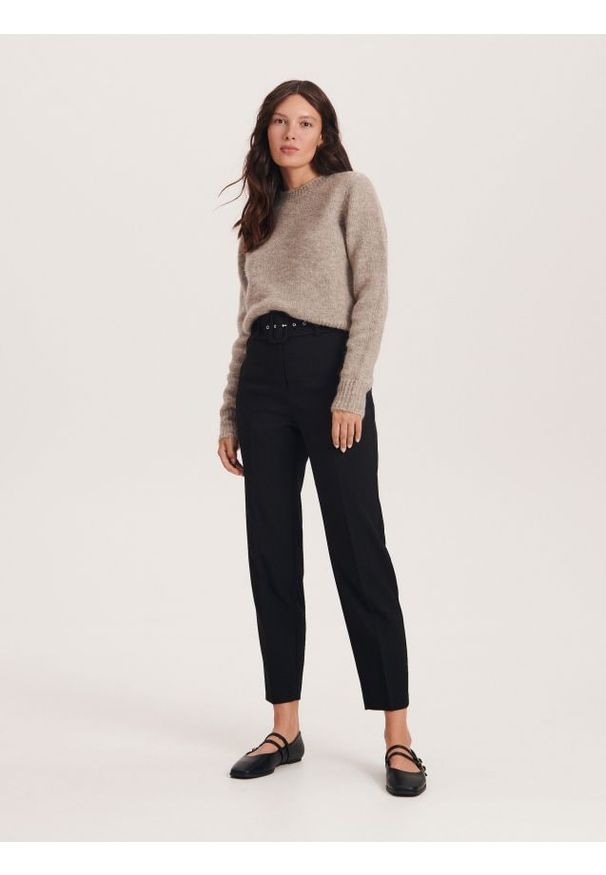 Reserved - Spodnie z paskiem - czarny. Kolor: czarny. Materiał: tkanina, wiskoza. Wzór: gładki