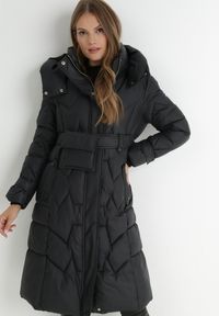 Born2be - Czarna Kurtka z Paskiem i Saszetką Pikowana Długa Phinare. Kolor: czarny. Materiał: materiał. Długość: długie. Wzór: aplikacja #1