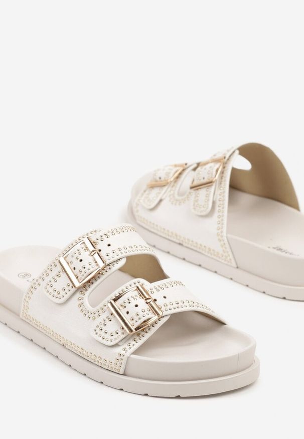 Born2be - Białe Klapki Ozdobione Klamrami i Nitami Alerives. Okazja: na co dzień. Kolor: biały. Wzór: aplikacja. Styl: klasyczny, elegancki, casual
