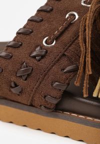 Born2be - Ciemnobrązowe Płaskie Klapki Boho VICES z Imitacji Zamszu Zdobione Frędzlami Krili. Okazja: na co dzień, na spacer. Kolor: brązowy. Materiał: zamsz. Wzór: aplikacja. Sezon: lato. Obcas: na płaskiej podeszwie. Styl: boho #5