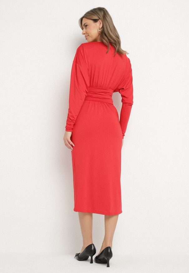 Born2be - Czerwona Sukienka Kopertowa z Wiskozą Zdobiona Marszczeniem Edivana. Kolor: czerwony. Materiał: wiskoza. Wzór: aplikacja. Typ sukienki: kopertowe. Styl: elegancki, klasyczny