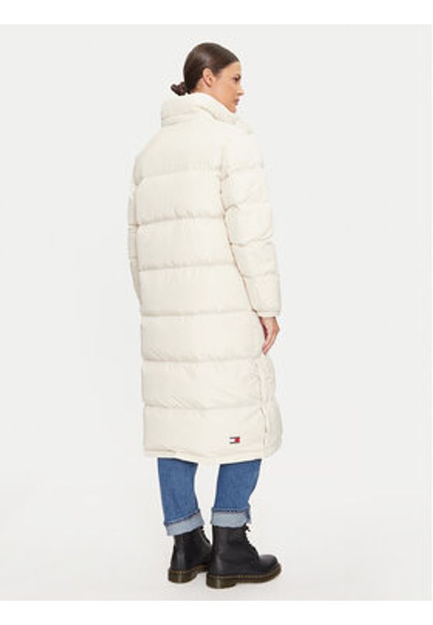 Tommy Jeans Płaszcz zimowy Alaska DW0DW18860 Beżowy Regular Fit. Kolor: beżowy. Materiał: syntetyk. Sezon: zima