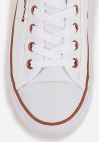 Born2be - Biało-Brązowe Klasyczne Trampki do Kostki z Lamówką przy Podeszwie Kasiope. Okazja: na co dzień. Kolor: biały. Materiał: jeans. Styl: klasyczny #6