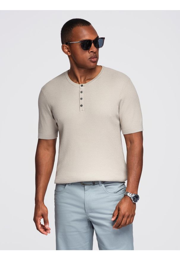 Ombre Clothing - Męski t-shirt dzianinowy z guzikami przy dekolcie – jasnoszary V3 - Rozmiar: M. Okazja: na co dzień. Kolor: szary. Materiał: dzianina. Wzór: paski. Styl: elegancki, casual