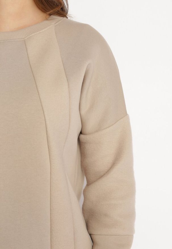 Born2be - Beżowa Bluza z Ozdobnym Łańcuszkiem Letonia. Typ kołnierza: bez kaptura. Kolor: beżowy. Materiał: bawełna, tkanina. Wzór: aplikacja