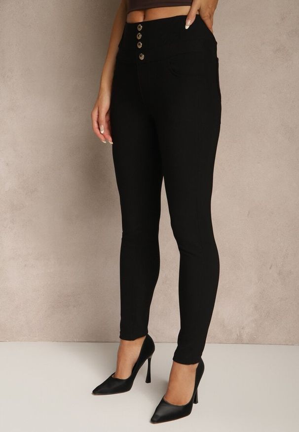 Renee - Czarne Spodnie High Waist z Gumką w Talii i Ozdobną Imitacją Guzików Wedevire. Stan: podwyższony. Kolor: czarny. Wzór: aplikacja