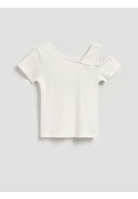 Reserved - T-shirt z wycięciem na ramieniu - złamana biel. Materiał: bawełna #1